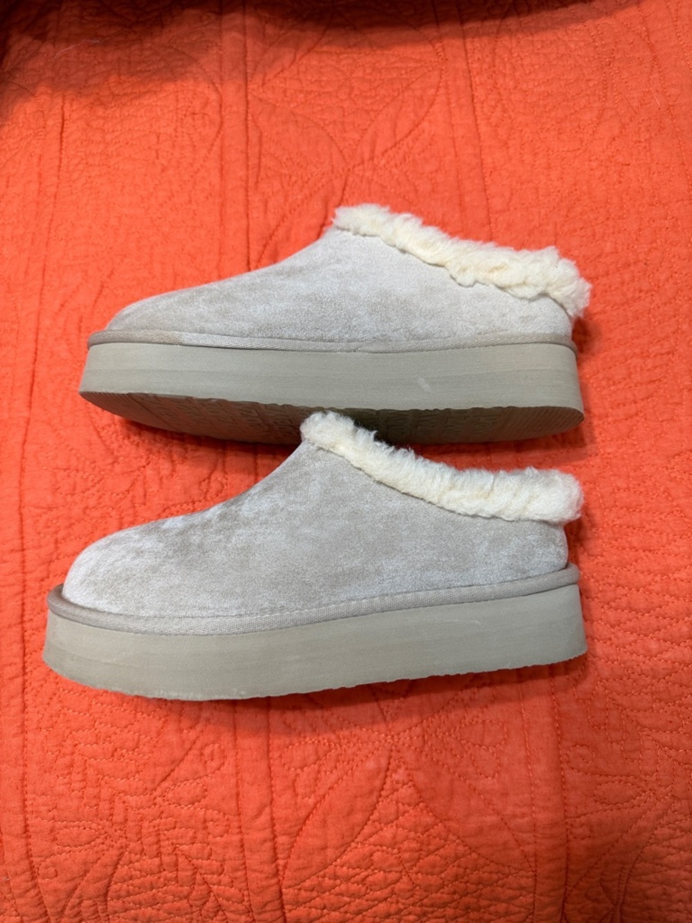 Cozy Women's Shearling-Lined Slippers tan with cream  inside size 8 - Picture 2 of 3